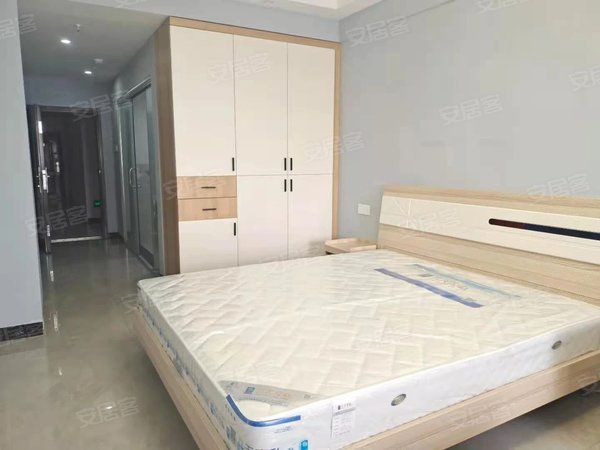 42平一室 精装拎包入住 1300元月 可短租 随时看房